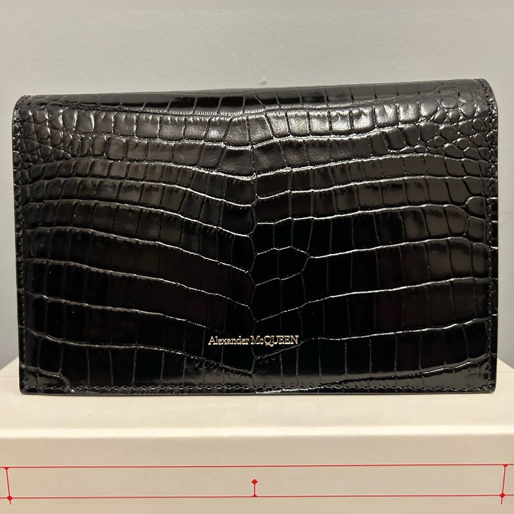ALEXANDER MCQUEEN Small Skull Bag & Card Holder in Croc-Embossed Black Leather - Picture 4 of 16